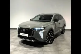 DS7 BlueHDi 130ch Rivoli gris laqué vu en 3/4 avant droit avec phares LED et calandre noire distinctive