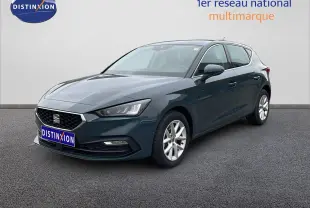 SEAT LEON 2.0 TDI gris magnétique métal en 3/4 avant droit, avec jantes alliage et calandre noire.