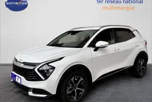 KIA SPORTAGE blanc nacré métal en 3/4 avant droit, avec jantes noires et détails de calandre distinctifs.