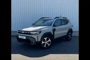 Dacia Duster 2025 couleur Sandstone vue 3/4 avant droit avec jantes alu et barres de toit noires.