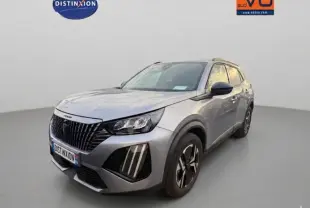 Peugeot 2008 Hybrid gris vue 3/4 avant droit avec barres de toit et jantes alliage 17 pouces.
