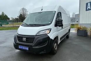 Fourgon FIAT Ducato blanc en 3/4 avant droit, avec calandre noire et plaque Distinxion visible.