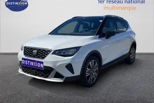 SEAT Arona blanc avec toit noir en vue 3/4 avant droit, mettant en valeur ses jantes alliage et calandre distinctive.