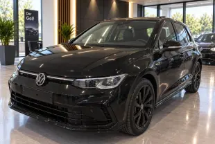 Volkswagen Golf VIII R-Line Black 2024 noir métal, vue 3/4 avant avec jantes alliage noir Bergamo 18 pouces.
