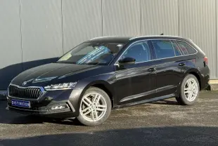 Skoda Octavia Combi noire vue en 3/4 avant droit, avec jantes alliage 17 pouces et calandre chromée.