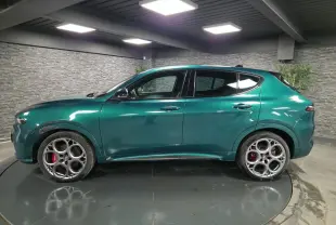 Profil côté gauche de l'Alfa Romeo Tonale 2024 vert Montreal avec jantes alliage 20 pouces et étriers de frein rouges.