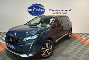 Peugeot 5008 Bleu Célèbes en 3/4 avant droit, SUV avec phares LED et jantes alliage bicolores.