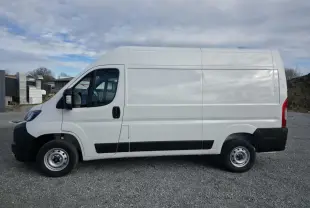 Vue latérale droite d’un fourgon FIAT Ducato blanc 2025 avec porte coulissante et roues acier 15 pouces.