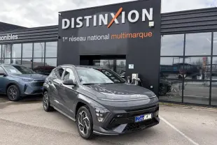 Hyundai KONA II 1.6 Hybrid N Line gris Ecotronic en 3/4 avant droit devant un showroom Distinxion.