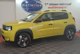 Vue latérale droite d'une FIAT Grande Panda jaune 2025 avec jantes noires et toit avec barres chromées.