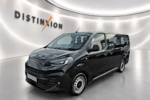 Vue 3/4 avant d'un FIAT Scudo Combi noir 2026 avec porte latérale coulissante, dans un showroom lumineux.