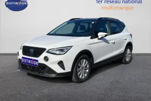 SEAT Arona blanc métal avec toit noir, vue 3/4 avant droit, mettant en valeur ses lignes modernes et ses phares LED.