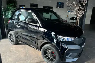 Vue 3/4 avant droite de la LIGIER JS50 SELECT REVO D+ noire intense avec jantes noires et détails sportifs.