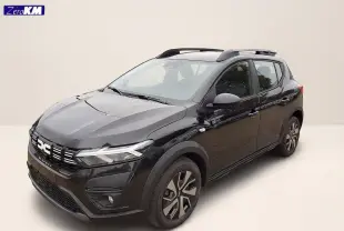 Vue 3/4 avant droite d'une Dacia Sandero Stepway noire nacrée avec barres de toit et jantes 16 pouces.
