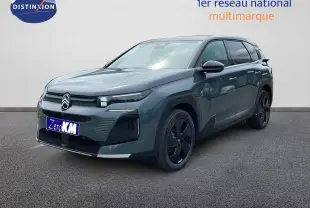 Citroën C5 Aircross 2026 vert Astoria métal en 3/4 avant, avec jantes noires et signature lumineuse distinctive.