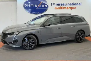 Profil côté gauche d'une Peugeot 308 Hybrid 136 e-DCS6 GT gris foncé avec jantes noires et vitres teintées en showroom.