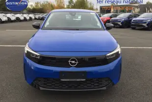 Opel Corsa 2025 bleu voltaik metal vue de face, avec calandre noire et phares LED allumés.