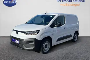 Citroën Berlingo Van blanc icy en 3/4 avant droit, avec bouclier noir et jantes acier simples.
