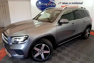 Mercedes GLB 200 d Business Line gris foncé en 3/4 avant droit, avec jantes alliage et barres de toit chromées.