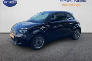 Vue 3/4 avant droit d'une Fiat 500 électrique 2023 noir onyx avec jantes spécifiques et calandre moderne.