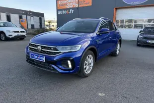 Volkswagen T-Roc bleu lapiz métallisé en 3/4 avant droit avec calandre R-Line et jantes alliage Valencia.