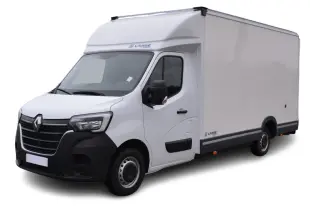 Vue 3/4 avant d’un Renault Master Planche Cabine blanc avec caisse bois, pare-chocs noirs et logo Renault visible.