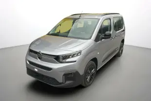 Citroën Berlingo BlueHDi 130 EAT8 Max gris Artense en vue 3/4 avant droit, avec calandre noire et jantes foncées.