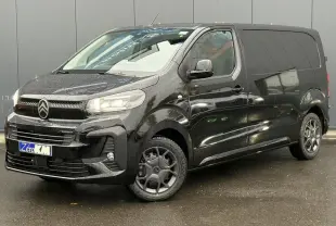 Vue 3/4 avant d'un Citroën Jumpy noir Perla avec phares Full LED et jantes spécifiques Pack Look.