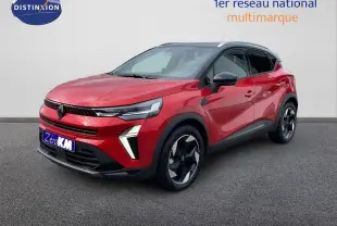 Renault Captur E-Tech hybride rouge passion avec toit noir, vue 3/4 avant mettant en valeur ses lignes modernes.