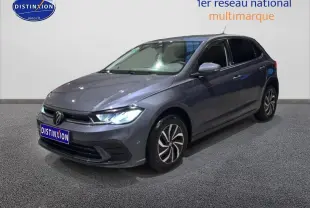 Volkswagen Polo gris cendre vue 3/4 avant droit avec phares LED allumés sur fond neutre.