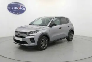 Citroën C3 Turbo 100 ch 2025 gris foncé vue 3/4 avant droit avec jantes et calandre moderne dans studio blanc.