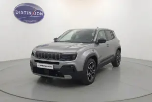 Jeep Avenger gris foncé en 3/4 avant droit, avec calandre à sept fentes et jantes distinctives Summit.