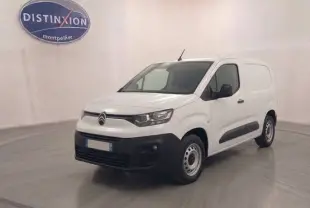 Vue 3/4 avant d'un Citroën Berlingo blanc 2026 version Van M Diesel 100 ch avec pare-chocs noirs et jantes acier.