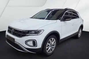 Volkswagen T-Roc blanc pure avec toit noir, vue 3/4 avant droit, jantes alliage et calandre noire.