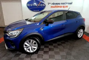 Renault Captur bleu 2023 en vue de profil côté gauche, avec jantes argentées et rétroviseurs noirs.