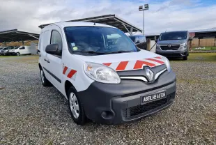 Vue 3/4 avant gauche d’un Renault Kangoo blanc 2020 avec bandes rouges diagonales sur capot et porte avant.