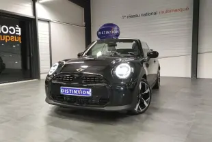 MINI Cabriolet noir vue 3/4 avant droit, phares LED allumés, jantes 16 pouces design 4-Square Spoke.