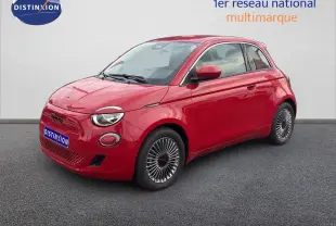 Vue 3/4 avant droite d'une FIAT 500e rouge électrique avec jantes classiques et phares ronds distinctifs.