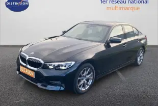 BMW Série 3 G20 318d noire vue en 3/4 avant droit, avec jantes alliage et calandre chromée visible.