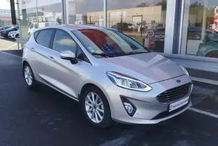Ford Fiesta gris lunaire vue en 3/4 avant droit, avec phares LED et jantes alliage 16 pouces visibles.
