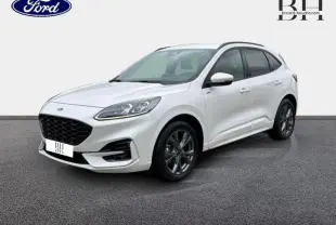 Ford Kuga 2023 blanc Premium Platinum en vue 3/4 avant droit, avec calandre noire et jantes alliage foncé.