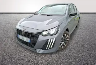 Peugeot 208 gris foncé vue 3/4 avant droit, phares LED allumés et signature lumineuse verticale distinctive.