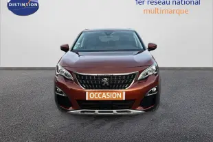 Peugeot 3008 Cooper Metal vue de face, mettant en valeur sa calandre distinctive et ses phares LED.