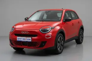 Vue 3/4 avant d'une FIAT 600 T-Gen 3 rouge 2025 avec phares ronds et jantes noires distinctives.