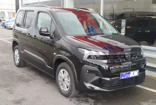 Peugeot Rifter noir Perla Nera vue 3/4 avant droit, avec calandre distinctive et jantes argentées en concession.