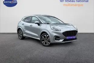 Ford Puma 1.0 EcoBoost 155ch mHEV ST-Line gris clair, vue 3/4 avant droit, calandre noire et jantes alliage.