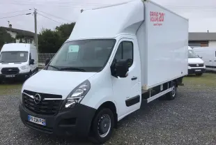 Vue 3/4 avant droite d’un utilitaire Opel Movano blanc avec grande caisse 20m³ et hayon électrique.