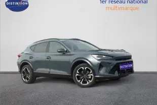 Vue 3/4 avant droite d'un CUPRA Formentor bleu métallisé avec jantes alliage et calandre noire distinctive.