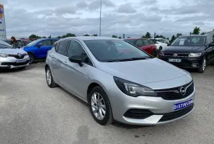 Opel Astra 2021 Sovereign Silver vue 3/4 avant droit avec jantes alliage 16'' gris argent et calandre noire.