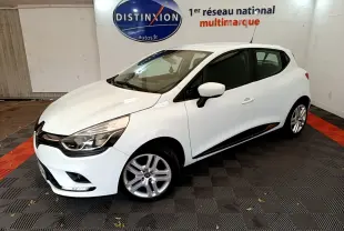 Renault Clio Business TCe 90 blanc vue 3/4 avant droit avec jantes alliage et bandeau noir latéral.